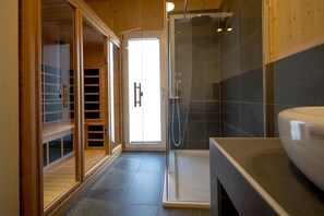 Shower, jetted bath, hair dryer, towels - Welcoming chalet with hot tub (Sankt Georgen am Kresichberg)