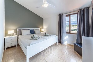 2 Schlafzimmer, Schreibtisch, Bügeleisen/Bügelbrett, Reisekinderbett