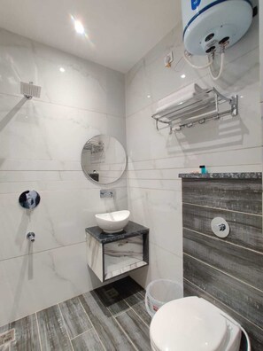 Triple Room | Bathroom - Hotel The Restu (Amritsar)