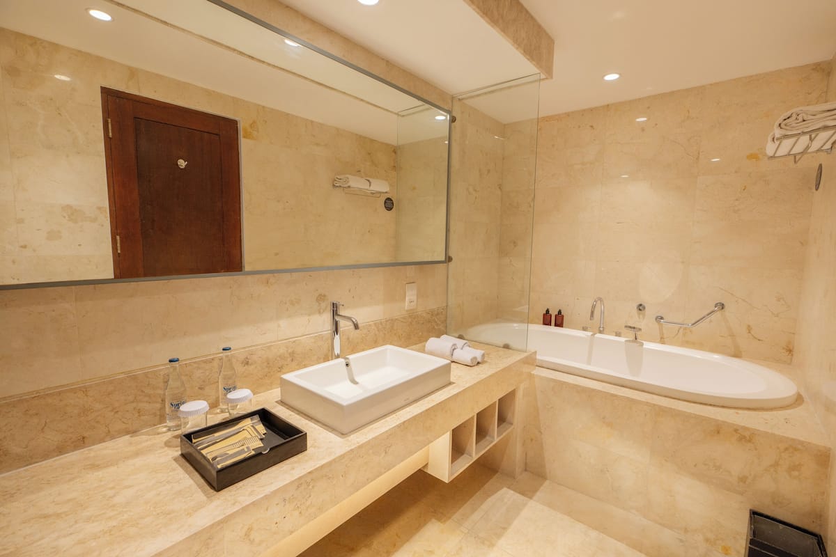 Deluxe Room | Bathroom | Bathtub, free toiletries, hair dryer, bathrobes
