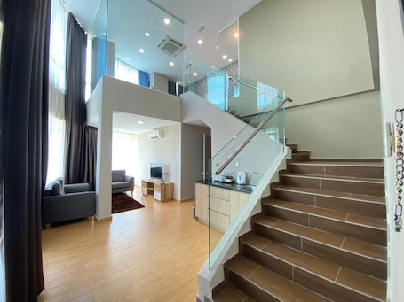 PREMIER DUPLEX | 办公桌、隔音、熨斗/熨衣板、免费 WiFi