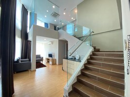 PREMIER DUPLEX | Meja, kalis bunyi, seterika/papan seterika, Wi-fi percuma 