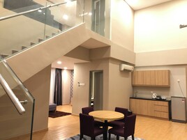 FAMILY DUPLEX QUEEN | Ruang tamu | 40 inci televisyen LED dengan satelit, pencetak 