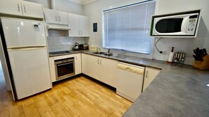 Fridge, microwave, oven, stovetop - Serendipity Sands by Experience Jervis Bay (Huskisson)
