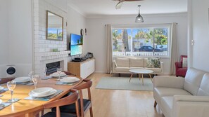 TV, fireplace, books - Serendipity Sands by Experience Jervis Bay (Huskisson)