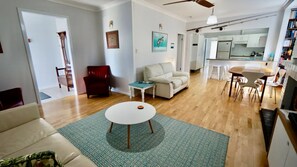 TV, fireplace, books - Serendipity Sands by Experience Jervis Bay (Huskisson)