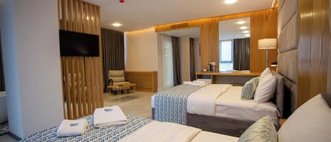 Junior Studio Suite, 1 Queen Bed | In-room safe, blackout drapes, soundproofing, iron/ironing board