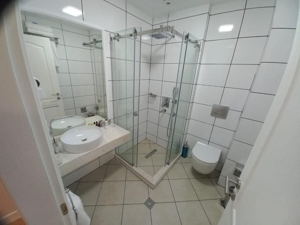 Deluxe-Doppelzimmer, Balkon, Meerblick | Badezimmer