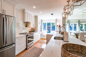 Réfrigérateur, micro-ondes, lave-vaisselle, cafetière/bouilloire