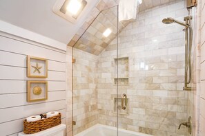 Dusche, Haartrockner, Seife, Shampoo