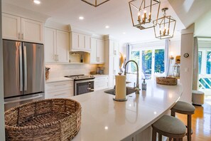 Fridge, microwave, dishwasher, coffee/tea maker