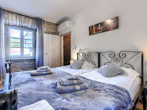 4 slaapkamers, een bureau, internet