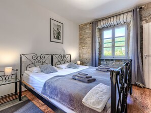 4 bedrooms, desk, Internet