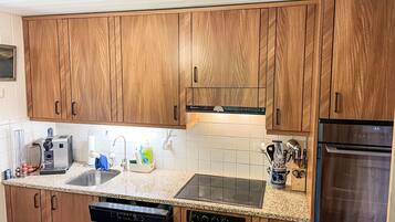 Kühlschrank, Mikrowelle, Ofen, Geschirrspüler