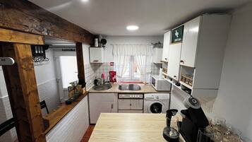 Een koelkast, een microgolfoven, een oven, een kookplaat