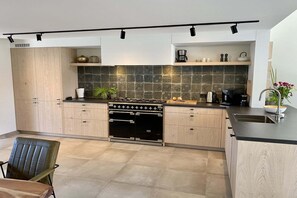 Refrigerador, microondas, horno, cafetera/tetera
