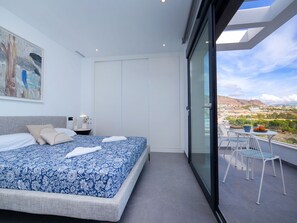 4 bedrooms, desk, Internet