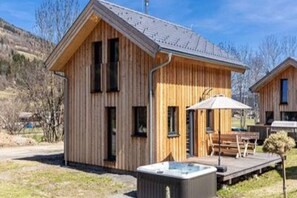 Outdoor spa tub - Inviting chalet with terrace (Sankt Georgen am Kresichberg)