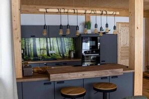 Fridge, microwave, oven, stovetop - Chalet with whirlpool tub (Sankt Georgen am Kresichberg)