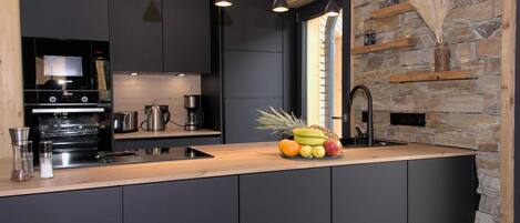 Een koelkast, een microgolfoven, een oven, een kookplaat