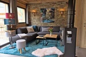 Smart TV, fireplace, DVD player