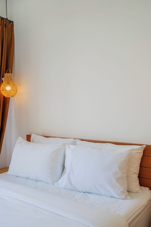 2 habitaciones, muebles diferentes y tabla de planchar con plancha 