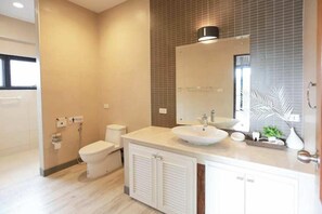 Vila básica, 4 quartos, acesso à piscina, vista para a piscina | Banheiro | Chuveiro, produtos de toalete grátis, chinelos, sabonete