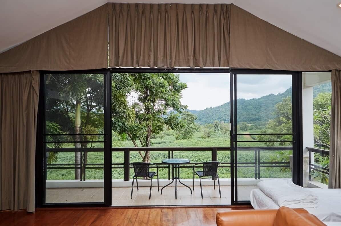 Villa básica, 4 habitaciones, acceso a la alberca, vista a la alberca | Área de sala de estar | Televisión 