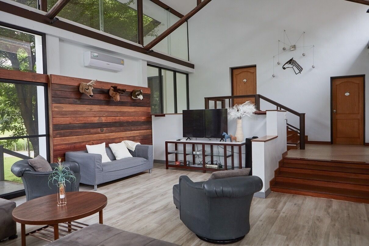 Villa básica, 4 habitaciones, acceso a la alberca, vista a la alberca | Área de sala de estar | Televisión 