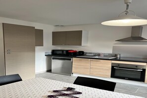 Kjøleskap, mikrobølgeovn, ovn og kokeplater