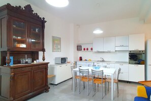 Kühlschrank, Herdplatte, Geschirrspüler, Esstisch