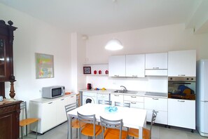 Refrigerador, parrilla de estufa, lavavajillas y comedor 