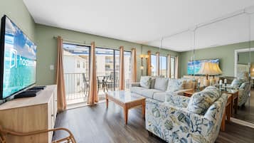 Condo familiar, balcón, vista parcial al océano | Sala de estar | Smart TV