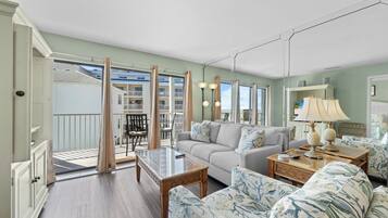 Appart'hôtel Familial, balcon, vue partielle sur l'océan | Salle de séjour