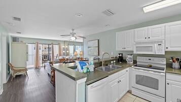 Familjelägenhet - balkong - viss havsutsikt | Eget kök | Kylskåp, mikrovågsugn, ugn och spishäll