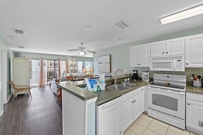 Appart'hôtel Familial, balcon, vue partielle sur l'océan | Cuisine privée | Réfrigérateur, micro-ondes, four, plaque de cuisson