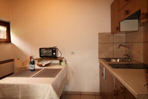Private kitchen - Innerhofer Vacation Apartment with a North-Facing Balcony (Riffian)