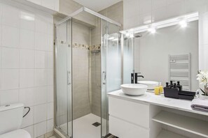 Ducha, secador de pelo y toallas