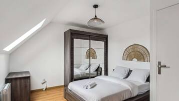 4 habitaciones, escritorio, tabla de planchar con plancha y wifi