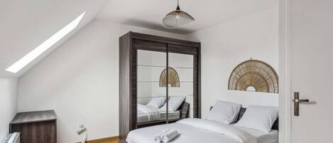 4 bedrooms, desk, iron/ironing board, WiFi