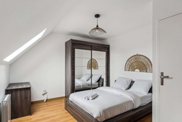 4 bedrooms, desk, iron/ironing board, WiFi - Chic friendly and spacious house (Meaux)