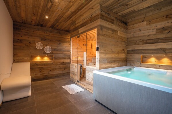 Chalet Deluxe, vista giardino | 1 camera, una cassaforte in camera, tende oscuranti, Wi-Fi gratuito