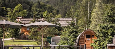 حمّام سباحة خارجي، مظلات على حمّام السباحة، مقاعد للتشمس