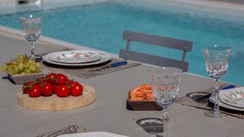 Een verwarmd zwembad