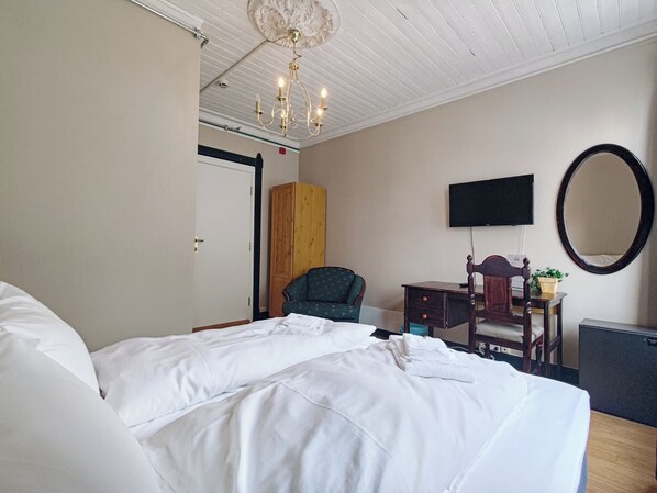 Desk, laptop workspace, free WiFi, bed sheets - Strandgata Hotel (Haugesund)