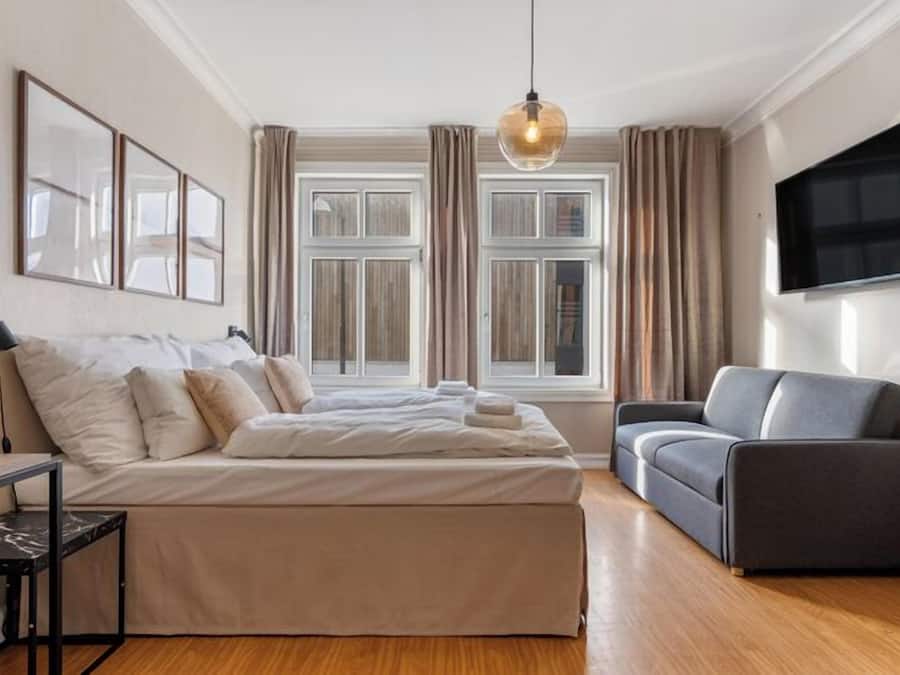 Quarto casal econômico | Escrivaninha, espaço de trabalho para notebook, Wi-Fi de cortesia