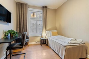 Desk, laptop workspace, free WiFi, bed sheets - Strandgata Hotel (Haugesund)