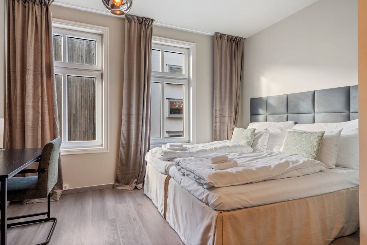 Une chambre à coucher avec un lit, un bureau et une chaise.