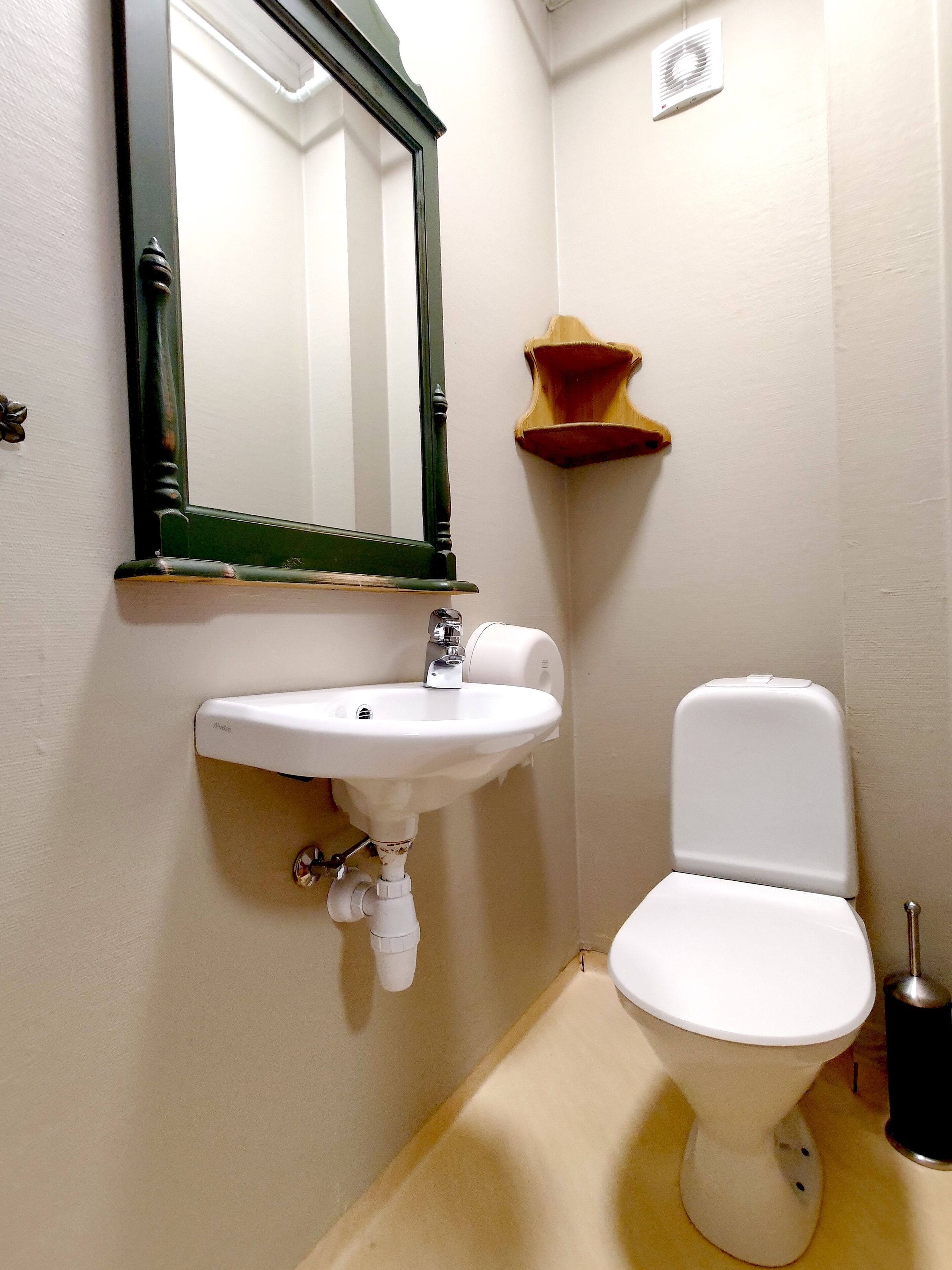 Enkeltrom – standard | Bad | Dusj, håndklær, såpe og toalettpapir