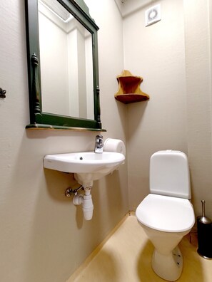 Enkeltrom – standard | Bad | Dusj, håndklær, såpe og toalettpapir